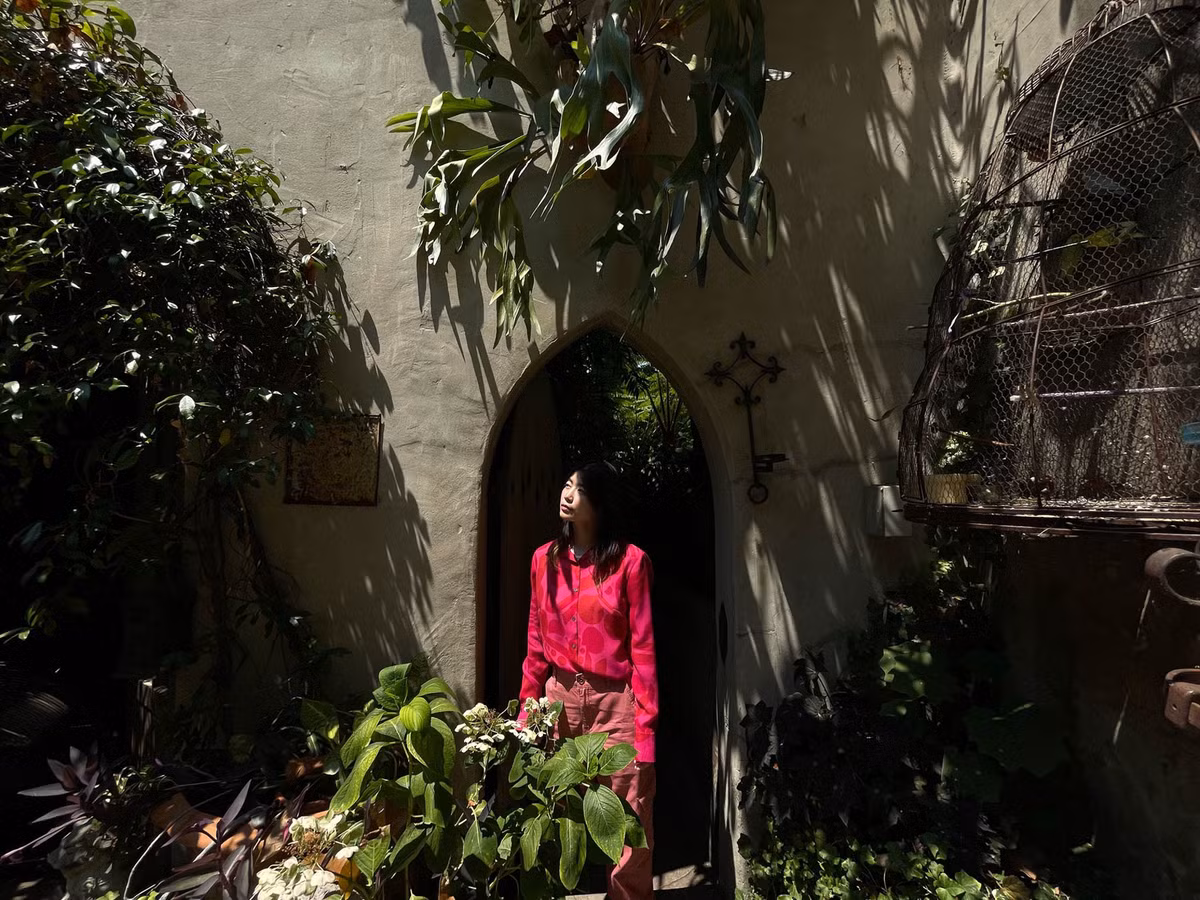 Ống kính Wide với cấu trúc 7 thấu kính giúp khả năng chụp ảnh và quay video ở ánh sáng yếu được cải thiện độ sáng.