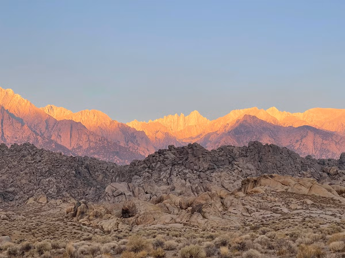 Camera Ultra Wide cho góc nhìn rộng 120 độ cho khả năng sáng tạo hình ảnh. Khả năng xử lý hình ảnh Smart HDR 3 sử dụng cộng nghệ machine learning để nhận diện khung cảnh để từ đó điều chỉnh độ sắc nét, màu sắc và tông màu khi cần thiết.