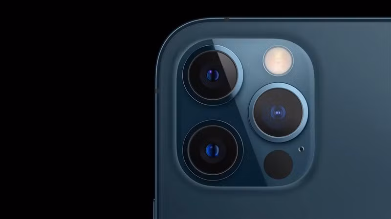 Dòng iPhone Pro hay cụ thể hơn là iPhone 12 Pro Max được sinh ra cho những người sử dụng chuyên nghiệp và sẽ mang những tính năng Pro hơn, cao cấp hơn.