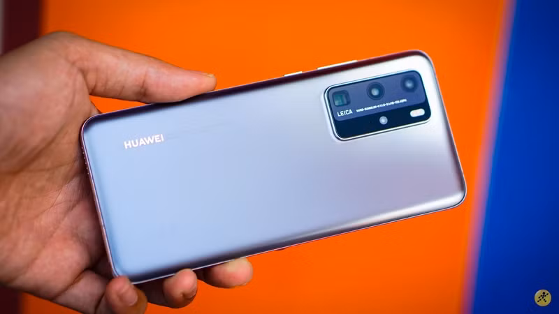 Đứng ở vị trí ngay sau đó là Huawei P40 Pro với 128 điểm. Thiết bị này sở hữu cụm camera lớn với 4 ống kính bao gồm camera chính độ phân giải 50 MP, camera góc siêu rộng độ phân giải 16 MP, ống kính zoom 40 MP tiềm vọng và cảm biến ToF.