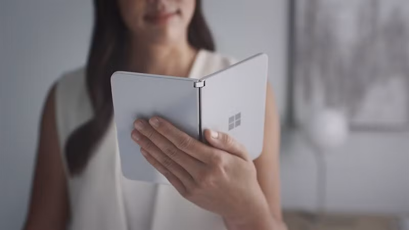 Mới đây trên mạng Reddit, nhiều người dùng đã chia sẻ lỗi nghiêm trọng trên chiếc smartphone Surface Duo mới của Microsoft mà mình gặp phải. Cụ thể, phần khung xung quanh cổng USB-C của Surface Duo khá mỏng manh nên dễ bị nứt với lực tác động không quá mạnh.