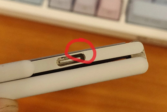 Anh chia sẻ: ''Cảnh báo tới tất cả người dùng Surface Duo! Hãy cẩn thận với vị trí này của cổng USB-C. Phần nhựa ở đó rất mỏng và rất dễ vỡ. Máy của tôi đã bị nứt chỉ vì bỏ thiết bị vào túi thôi''.