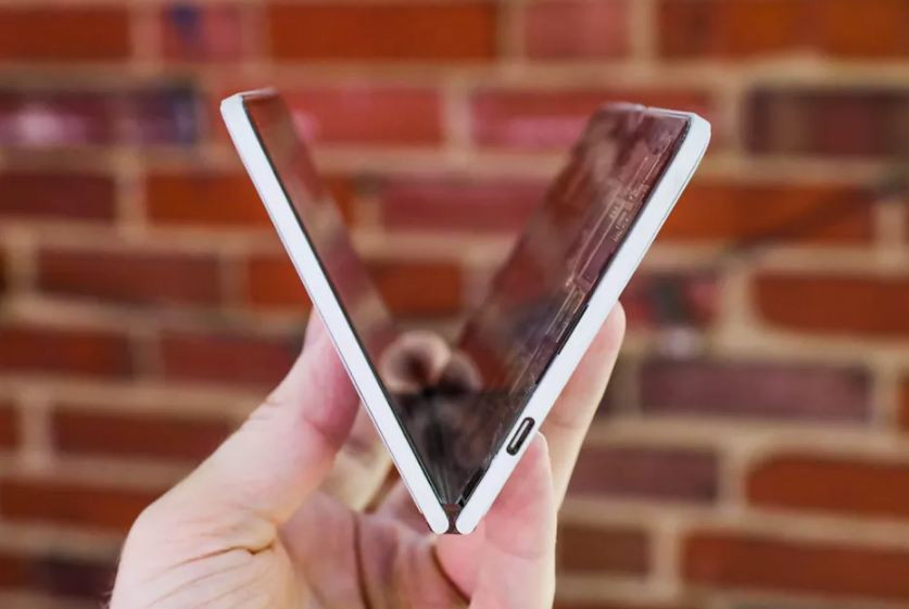 Việc Microsoft Surface Duo mắc lỗi thiết kế nghiêm trọng sẽ khiến chiếc máy này giảm nhiều điểm trong mắt khách hàng, bao gồm cả những người chưa mua và đã mua.