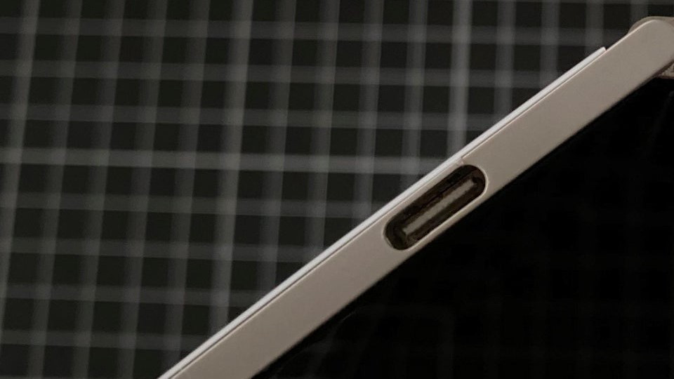 Hiện chưa rõ Microsoft sẽ đưa ra hướng giải quyết như thế nào. Về phía người dùng, một giải pháp tạm thời được đưa ra đó là dùng phụ kiện sạc không dây để cắm cố định một đầu vào cổng USB-C giúp cổng này đỡ chịu áp lực khi tháo/cắm dây sạc.