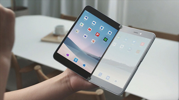 Trước đó, khi ra mắt vào tháng 7, Microsoft Surface Duo được đánh giá là một trong những chiếc smartphone có tính sáng tạo nhất trong năm 2020. Thiết bị có hai màn hình cùng cơ chế gập bản lề độc đáo như cuốn sổ mà hiếm smartphone nào trên thị trường có được