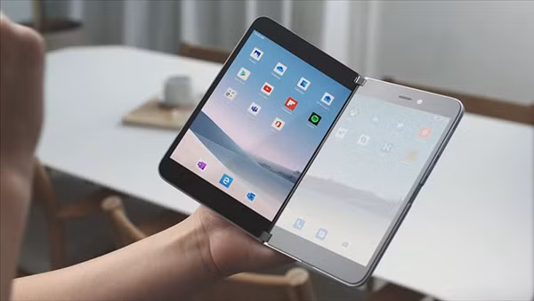 Trước đó, khi ra mắt vào tháng 7, Microsoft Surface Duo được đánh giá là một trong những chiếc smartphone có tính sáng tạo nhất trong năm 2020. Thiết bị có hai màn hình cùng cơ chế gập bản lề độc đáo như cuốn sổ mà hiếm smartphone nào trên thị trường có được