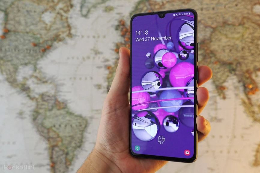 Điện thoại đi kèm chip Snapdragon 855 và màn hình AMOLED 6,7 inch lớn, tuy nhiên điểm trừ là camera không tốt như mong đợi.