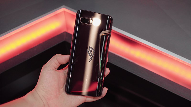 Được biết đến là một trong những smartphone chơi game mạnh mẽ, Asus ROG Phone II thực sự là sự lựa chọn tuyệt vời nếu bạn đang tìm kiếm điện thoại pin trâu, sóng siêu khoẻ.