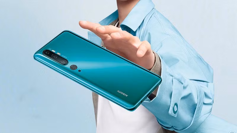 Với dung lượng pin 5.260 mAh, tuy khó để mong chờ smartphone có pin xài cả tuần cho một lần sạc nhưng bạn có thể dùng Xiaomi Mi Note 10 cả ngày. Kèm theo đó là tính năng sạc nhanh không dây 30W cho phép tăng dung lượng pin từ 0% đến 80% chỉ trong 40 phút và sạc đầy chỉ trong 1 giờ.