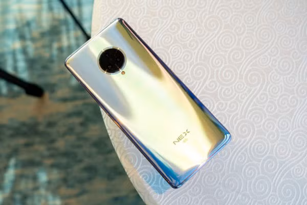 Ngoài cấu hình, smartphone này cũng sở hữu thiết kế hiện đại với màn hình cong toàn màn hình pOLED cực lớn và modem 5G tích hợp.