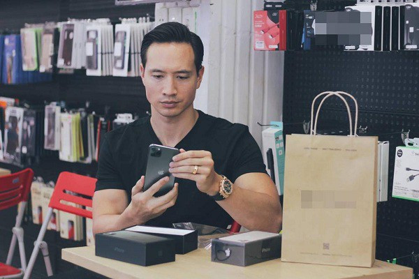 Trước đó, vào thời điểm tháng 9/2019, những hình ảnh Kim Lý tỉ mỉ chọn điện thoại tặng người yêu bất ngờ được chia sẻ trên mạng xã hội. Trên trang cá nhân, nam diễn viên cũng chia sẻ khoảnh khắc "đập hộp'' hai chiếc iPhone 11 Pro Max cho mình và Hà Hồ.