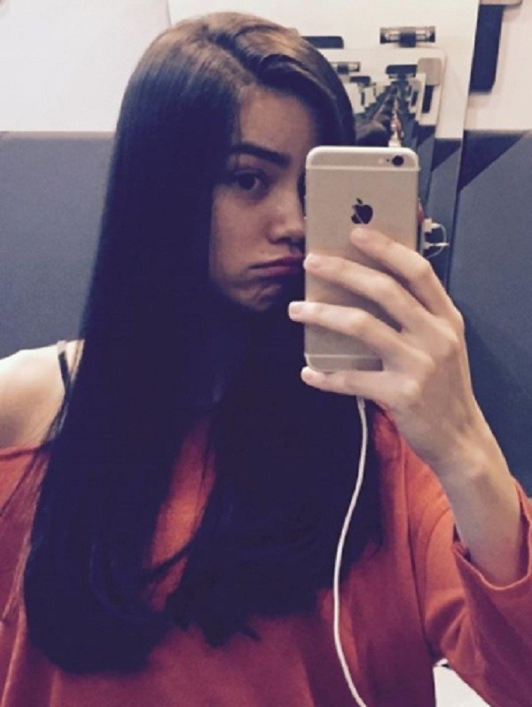 Nữ ca sĩ được cho là từng sử dụng các phiên bản iPhone cũ hơn trước khi lên đời iPhone 12 Pro như hiện tại.