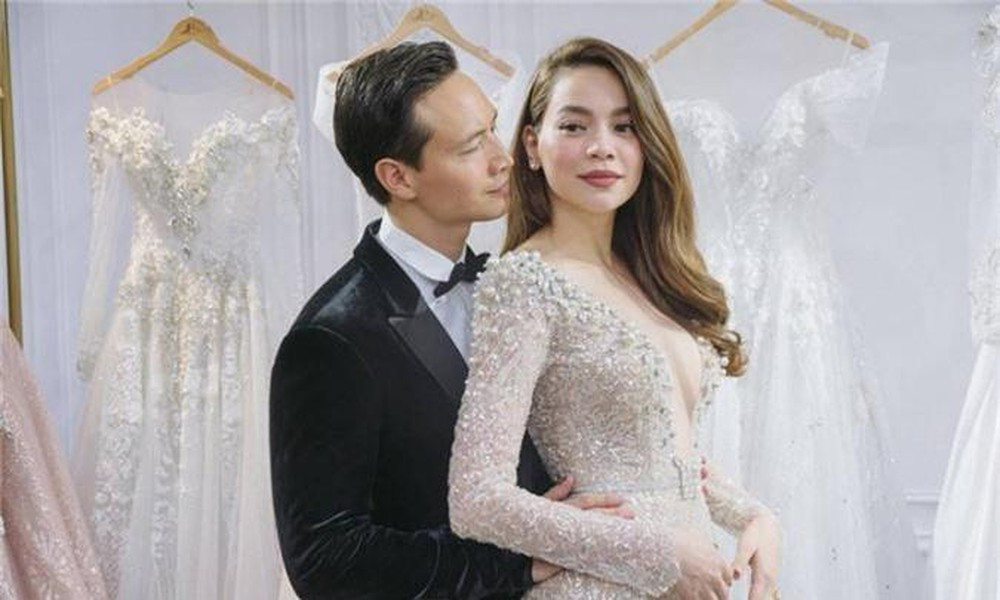 Người hâm mộ nhanh chóng bắt được những khoảnh khắc Kim Lý và Hà Hồ trên tay các đời iPhone khác nhau, minh chứng cho việc dường như cặp đôi hot nhất nhig showbiz Việt rất ưa chuộng các sản phẩm công nghệ của Apple.