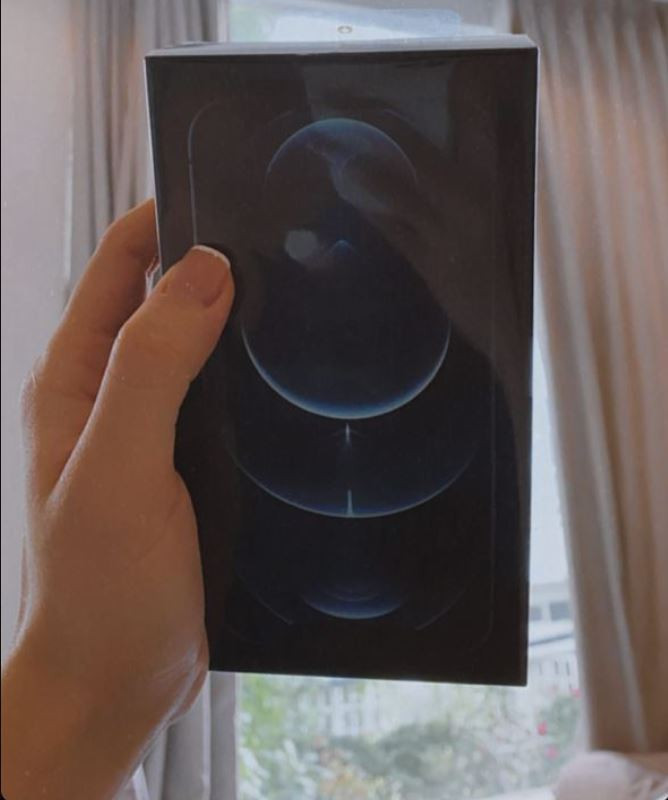 Là một trong những sao Việt đi đầu trào lưu thời trang đắt đỏ, nhưng ít ai biết Hà Hồ cũng rất đam mê với đồ công nghệ, đặc biệt là những chiếc điện thoại thông minh hàng đầu thế giới.