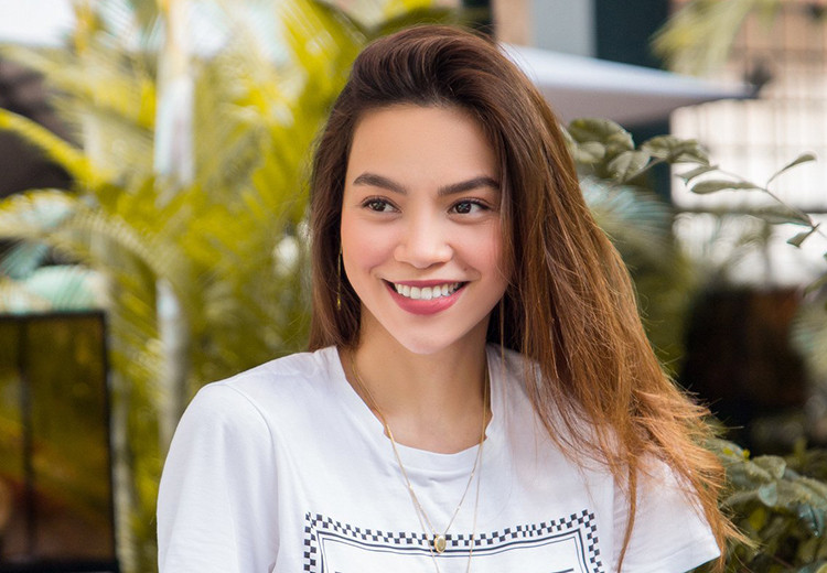 iPhone 12 vừa cập bến tại Việt Nam đã tạo nên cơn sốt không chỉ với các tín đồ công nghệ, mà sao Việt cũng "thi nhau" lùng sục chiếc điện thoại này. Hồ Ngọc Hà là sao Việt đầu tiên may mắn sở hữu iPhone 12 mới.