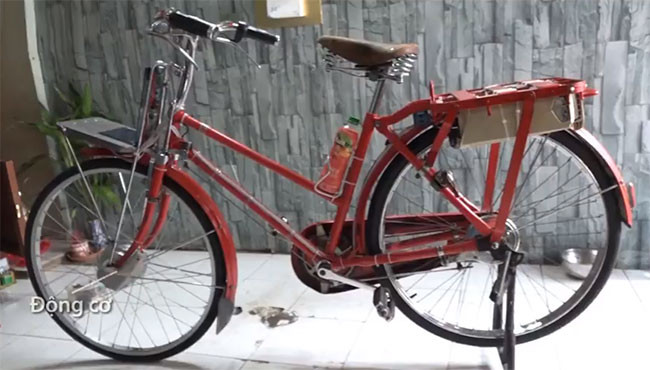 Xe chạy với tốc độ 25km/h phù hợp với học sinh, pin năng lượng mặt trời sạc cho bình ắc quy gắn phía sau xe. Xe đạp điện tích hợp tính năng chạy lùi và đặc biệt mở khóa bằng cách quẹt thẻ từ vừa tiện lợi lại đảm bảo tính an toàn khi sử dụng.