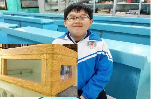 Một trong những phát minh của học sinh Việt Nam khiến các nhà khoa học ngạc nhiên là chiếc hộc bàn chống gian lận thi cử này. Chủ nhân của chiếc hộc bàn thông minh trên chính là em Nguyễn Cao Diên Khang (học sinh trường THCS Nguyễn Chí Diểu, TP. Huế, Thừa Thiên Huế).