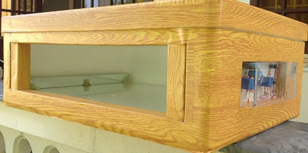 Để tạo ra hộc bàn này, Diên Khang đã chế tạo mạch điện xử lí từ các linh kiện điện tử, tái chế đèn lazer và cảm biến, lắp đặt kính phản chiếu rồi lắp ráp hệ thống vào hộc bàn học sinh. Phát minh này giúp ''tố giác'' những học sinh xả rác bừa bộn đồng thời phát hiện học sinh dùng phao trong giờ kiểm tra, thi cử…