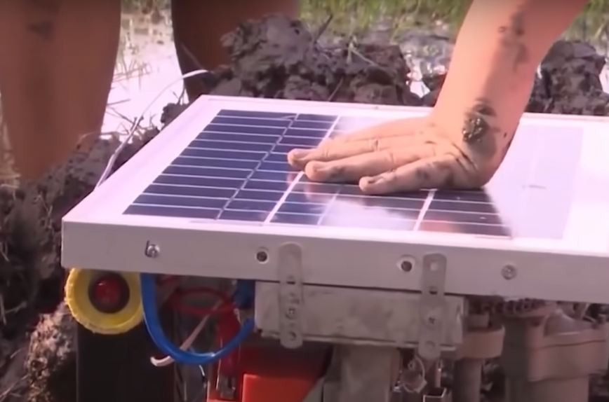 Trong khi các nhà khoa học đang vật lộn tìm giải pháp chống ngập mặn thì 2 em học sinh tại tỉnh Hậu Giang đã sáng chế ra đập ngăn mặn thông minh, mang lại ứng dụng thực tế cao.