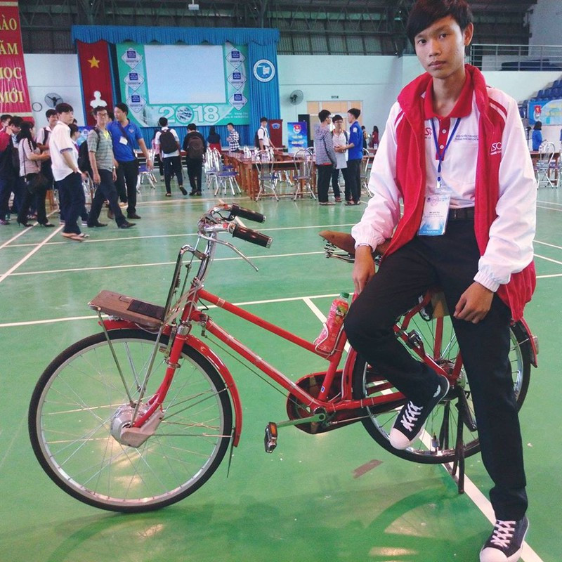 Mở khóa bằng thẻ từ, đèn pha tự bật khi trời tối, sạc bằng năng lượng mặt trời... là những tính năng nổi bật của chiếc xe đạp do em Mai Quốc Huy, học sinh lớp 9 trường THCS Bàn Cờ, Sài Gòn chế tạo. Phát minh độc đáo của em học sinh này đạt giải nhất cuộc thi Tin học trẻ toàn quốc năm 2018.