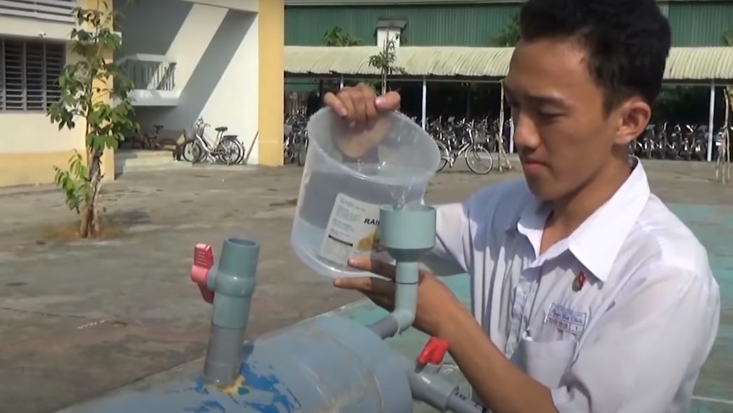 Mỗi lần chiếc máy này có thể chưng cất 6 lít nước khi nắng nóng ở cường độ mạnh, khi thời tiết mát mẻ thì lượng nước ít hơn một chút.