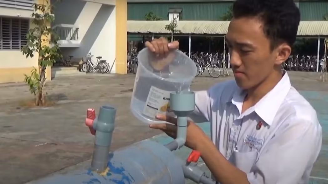 Mỗi lần chiếc máy này có thể chưng cất 6 lít nước khi nắng nóng ở cường độ mạnh, khi thời tiết mát mẻ thì lượng nước ít hơn một chút.