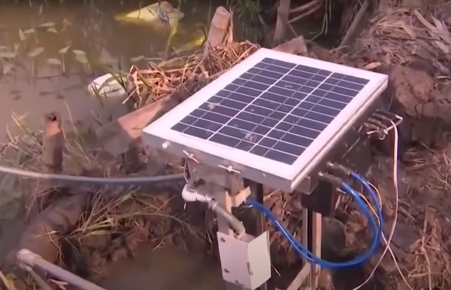 Đập sử dụng năng lượng mặt trời để vận hành, phân biệt nồng độ mặn với mức nước thích hợp cho sự phát triển của cây trồng, so sánh được sự chênh lệch mực nước bên trong và bên ngoài.