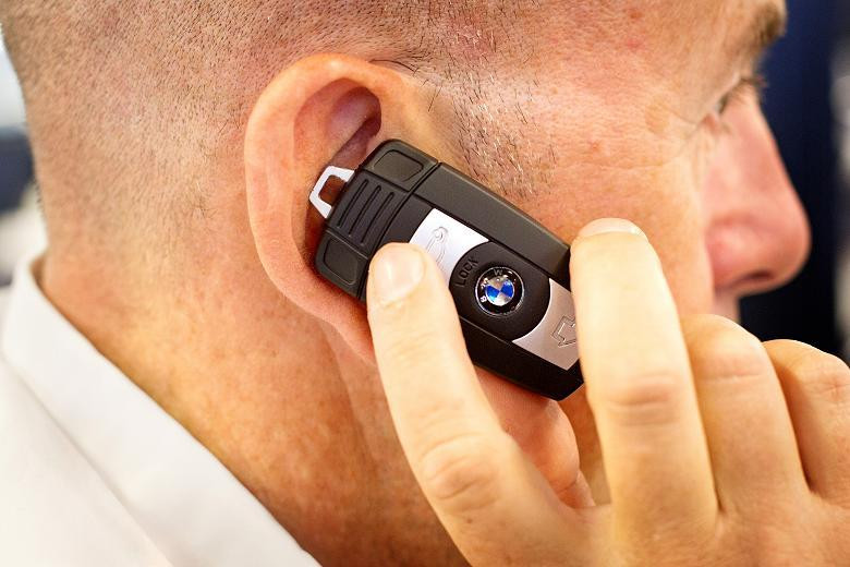 Với ngoại hình "hầm hố", thiết kế nhỏ gọn, BMW Key Fob Phone3, chiếc điện thoại này rất được ưa chuộng trong giới tù nhân của Anh quốc.