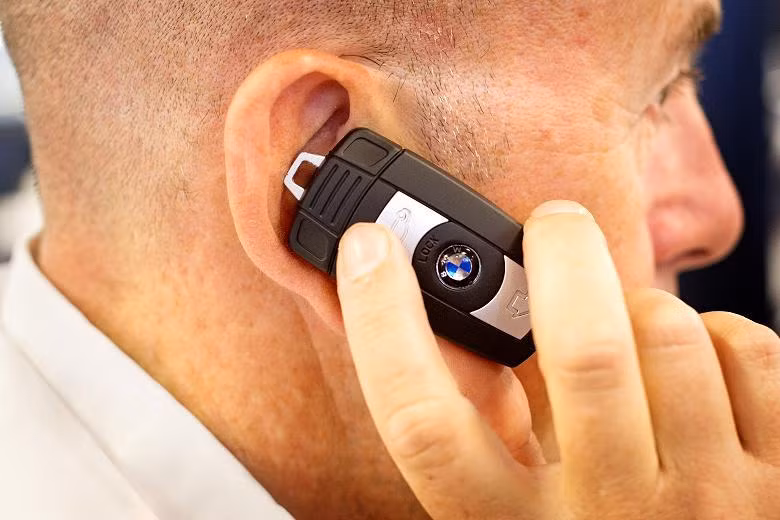 Với ngoại hình "hầm hố", thiết kế nhỏ gọn, BMW Key Fob Phone3, chiếc điện thoại này rất được ưa chuộng trong giới tù nhân của Anh quốc.