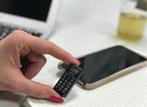 Điều đặc biệt là tuy "nhỏ nhưng có võ", điện thoại vẫn được trang bị màn hình OLED, hỗ trợ Bluetooth cùng bộ nhớ trong cực khủng lên đến 32 GB. Cùng với đó là viên pin có dung lượng 200 mAh cho thời lượng đàm thoại 180 phút và thời lượng chờ là 3 ngày.