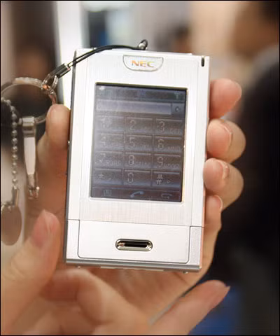 NEC N930 với kích thước 85,5 x 54 x 11,9 mm cùng trọng lượng 72g là một trong những thiết bị tiên phong trong lĩnh vực điện thoại siêu nhỏ. Điện thoại này được phân phối tới nhiều quốc gia, đặc biệt còn sở hữu màn hình cảm ứng kèm bút cảm ứng cực xịn xò.