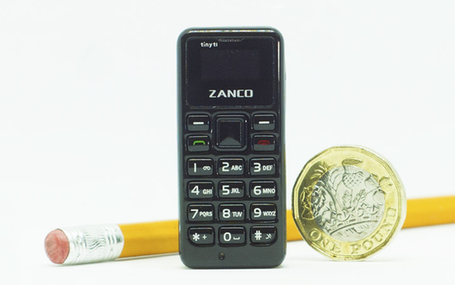 Vì là dòng điện thoại dùng để sơ cua nên thiết bị chỉ tích hợp khe sim 2G, hỗ trợ lưu tối đa 300 danh bạ, hiểu thị 50 tin nhắn và 50 cuộc gọi gần nhất.