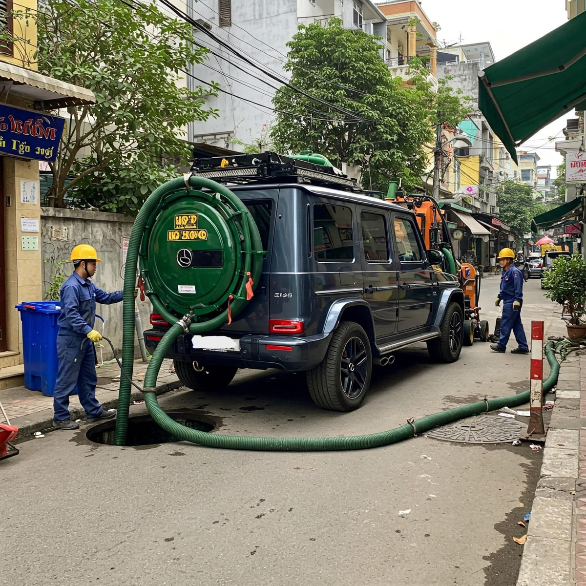 Vẫn là Mercedes G63, lần này được sử dụng vào việc hút cống. Người dân xung quanh cứ thấy chiếc xe này đỗ chỗ nào là cống rãnh sạch bong sáng bóng chỗ đó. Người dùng Facebook có tên NĐ chuyên độ xe, sử dụng Gemini để tạo bộ ảnh này.