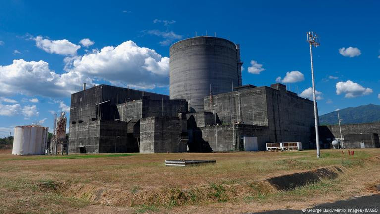 Sauro - chuyên gia về kỹ thuật cơ điện được đào tạo tại Stanford, cho biết phòng thí nghiệm có hai buồng phản xạ lớn nhất thế giới và được đặt trong một tòa nhà có nhiệt độ ổn định được xây dựng để chịu được vụ nổ hạt nhân 10 megaton và trận động đất có cường độ 10 độ richter.