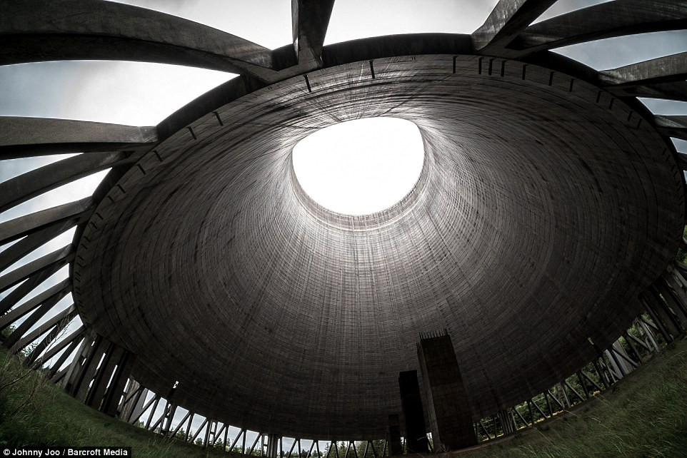 Ron Sauro, cựu nhà khoa học của NASA và là chủ sở hữu của Phòng thí nghiệm NWAA, tiết lộ vật liệu giảm âm, máy giặt gây tiếng ồn và cabin của phi hành đoàn trên máy bay chỉ là một số trong nhiều thứ đã được đưa vào phòng thí nghiệm để kiểm tra mức độ tiếng ồn mà chúng tạo ra.