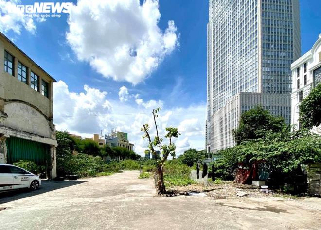 Ngay sau khi Công ty Sabeco Pearl được làm chủ đầu tư, mặc dù chưa triển khai hoạt động gì nhưng đến tháng 2/2016, lợi dụng chủ trương thoái vốn của Chính phủ, ông Vũ Huy Hoàng đã quyết liệt chỉ đạo Tổng Công ty Sabeco đẩy nhanh thực hiện thủ tục thoái vốn và phê duyệt giá khởi điểm để đấu giá là 13.247 đồng/cổ phần. Từ các thủ đoạn thực hiện hành vi phạm tội của ông Vũ Huy Hoàng, quyền sử dụng khu đất vàng này bị dịch chuyển từ doanh nghiệp nhà nước sang doanh nghiệp tư nhân.