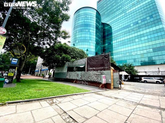 Ngày 6/10/2009, ông Nguyễn Thành Tài - Phó Chủ tịch Thường trực UBND TP.HCM ký công văn chấp thuận chủ trương cho Công ty Quản lý kinh doanh nhà (sau này là Công ty Lavenue) làm chủ đầu tư dự án và liên doanh, liên kết với 4 công ty đang thuê tại số 8-12 Lê Duẩn.