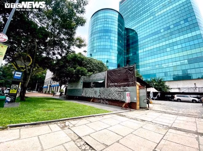 Ngày 6/10/2009, ông Nguyễn Thành Tài - Phó Chủ tịch Thường trực UBND TP.HCM ký công văn chấp thuận chủ trương cho Công ty Quản lý kinh doanh nhà (sau này là Công ty Lavenue) làm chủ đầu tư dự án và liên doanh, liên kết với 4 công ty đang thuê tại số 8-12 Lê Duẩn.