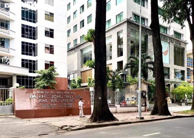 Tháng 3/2014, UBND TP.HCM có văn bản 151 do ông Nguyễn Hữu Tín khi đó đang là Phó Chủ tịch UBND TP.HCM ký điều chỉnh chức năng sử dụng đất số 8A Mạc Đĩnh Chi từ đất văn phòng thành đất xây khách sạn. Sau đó doanh nghiệp đã xây dựng khách sạn Mường Thanh tiêu chuẩn 4 sao như hiện nay. Tháng 5/2019, Bộ Xây dựng kết luận việc điều chỉnh quy hoạch khu nhà, đất số 8A Mạc Đĩnh Chi từ chức năng “văn phòng làm việc” sang “kinh doanh khách sạn” là trái với quy định của pháp luật.