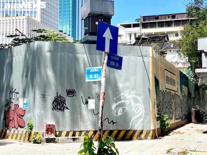 Căn cứ ý kiến phê duyệt, chỉ đạo của bị can Vũ Huy Hoàng, bị can Hồ Thị Kim Thoa (cựu Thứ trưởng Bộ Công Thương), ông Phan Đăng Tuất (Chủ tịch Hội đồng quản trị) đã đề nghị UBND TP.HCM chấp thuận cho Công ty Sabeco Pearl được làm chủ đầu tư dự án. Tiếp đó, các sở, ngành thuộc UBND TP.HCM đã tham mưu cho bị can Nguyễn Hữu Tín (cựu Phó Chủ tịch UBND TP.HCM) ký ban hành quyết định cho Công ty Sabeco Pearl thuê đất trái các quy định pháp luật.