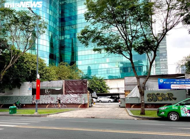 Khu nhà đất số 8-12 Lê Duẩn (Quận1) có tổng diện tích 4.896,3m2, gồm 2 khu đất tại số 8 và số 12 Lê Duẩn, được xác lập sở hữu Nhà nước vào năm 1994 và giao Công ty Quản lý kinh doanh nhà ký hợp đồng cho 4 công ty Kim khí, Hóa chất vật liệu điện, Thiết bị phụ tùng và Vitaco thuê đất, trả tiền thuê hằng năm. Năm 2008, UBND TP.HCM ra quyết định thu hồi nhà đất số 8-12 Lê Duẩn để thực hiện dự án xây dựng khách sạn cao cấp.