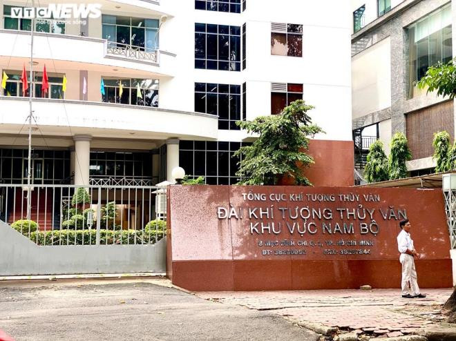 Do đó, mới đây Thủ tướng đã yêu cầu Bộ TN&amp;MT, Bộ Tài chính và UBND TP.HCM tổ chức kiểm điểm, xử lý trách nhiệm các tập thể, cá nhân có liên quan đã để xảy ra các thiếu sót, vi phạm trong quá trình tham mưu lập, phê duyệt phương án sắp xếp, xử lý bán tài sản trên đất, chuyển nhượng quyền sử dụng đất, tài sản trên đất tại số số 8A Mạc Đĩnh Chi.