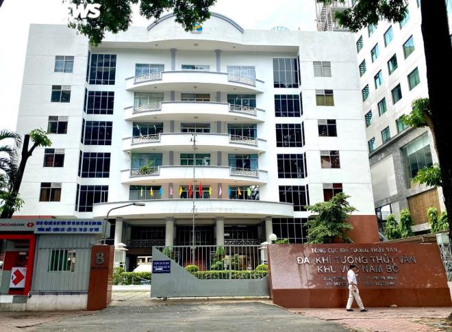 Lô đất số 8A Mạc Đĩnh Chi (Quận 1) được tách ra từ khu đất số 8 Mạc Đĩnh Chi và được giao cho Đài Khí tượng Thủy văn khu vực Nam Bộ chọn tổ chức đấu giá và ký hợp đồng bán đấu giá tài sản. Sau 88 vòng đấu giá, Doanh nghiệp tư nhân xây dựng số 1 tỉnh Điện Biên (Tập đoàn Mường Thanh) trả khoảng 238,1 tỷ đồng, trúng đấu giá. Sau đó doanh nghiệp này đề nghị bổ sung chức năng xây khách sạn tại lô đất 8A Mạc Đĩnh Chi.