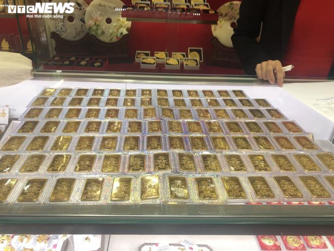 Điều này hoàn toàn trái với không khí sục sôi trên bảng niêm yết giá. Theo đại diện một cửa hàng DOJI, trong sáng nay khách đến giao dịch không tăng đột biến, cũng không có người mua số lượng lớn. Khách mua nhiều nhất là 5-7 lượng nhưng không nhiều. Lượng khách bán ra cũng chỉ là những người đã đầu tư trong một thời gian dài chứ không phải "lướt sóng".