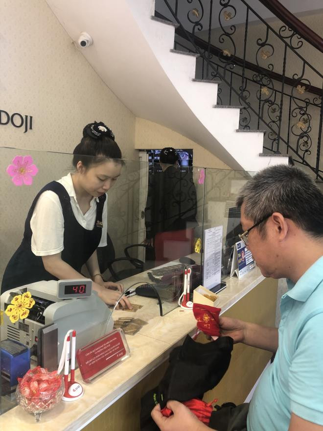 Anh Giang ở Nghĩa Tân, quận Cầu Giấy chia sẻ, anh theo dõi thị trường vàng từ nhiều năm nay và đây là khoản đầu tư dài hạn nên mặc dù biết vàng còn có thể tăng cao hơn nữa nhưng anh vẫn quyết định bán 7 lượng vàng để nhanh chóng chốt lời.