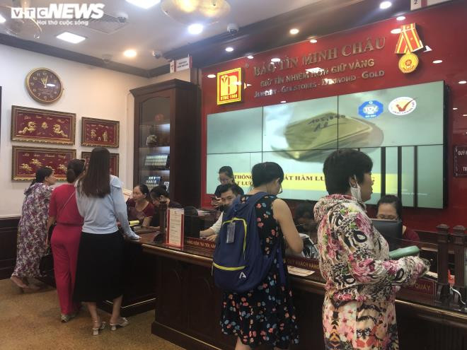 Tại cửa hàng vàng Bảo Tín Minh Châu (quận Cầu Giấy), lượng giao dịch có đông hơn những cũng chủ yếu là bán ra. Người mua cũng có nhưng số lượng nhỏ và chủ yếu phục vụ cho việc cưới xin, quà tặng chứ không phải để tích trữ.
