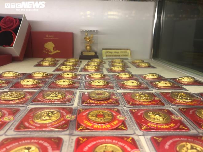 Nguyên nhân được cho là người dân ngày càng thận trọng với sự biến động không ngừng của giá vàng. Theo các chuyên gia, giá kim loại quý trên thế giới còn dâng cao vì kinh tế có nhiều bất ổn, kéo theo giá trong nước "nóng" theo. Nhưng vàng cũng sẽ còn có những đợt biến động lớn nữa, vì vậy người dân nên thận trọng trong việc đầu tư, đặc biệt không nên mua vàng lướt sóng thời điểm này. 