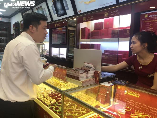 Một khách hàng thận trọng hỏi thông tin trước khi mua vàng.