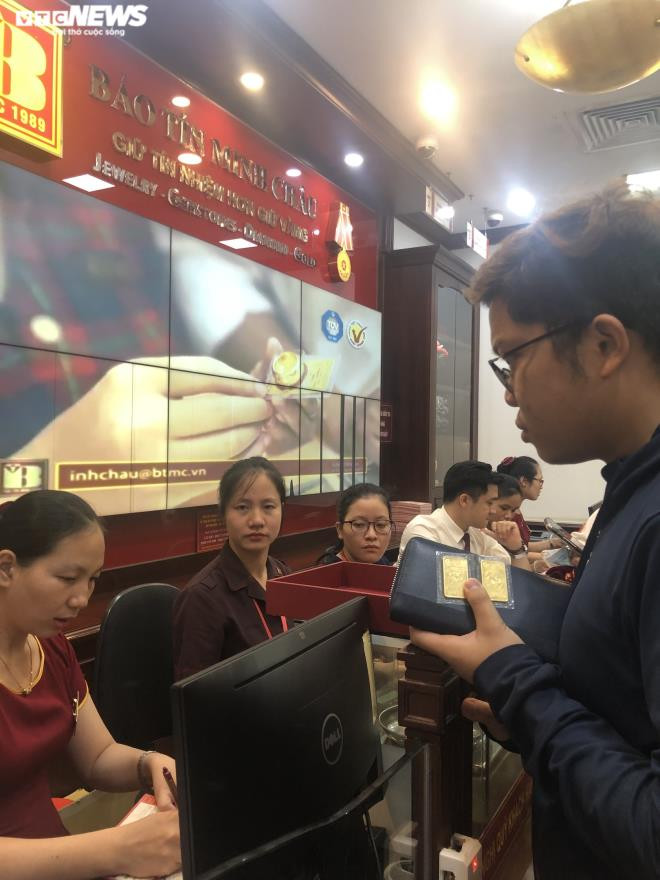 Một số ít khách tranh thủ chốt lời khi giá vàng lập đỉnh.