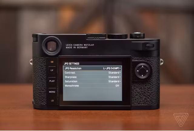 M10-R có thiết kế tương tự các dòng M10 trước đó, bao gồm một màn trập giảm tiếng ồn thế hệ mới, màn hình cảm ứng LCD 3-inch 1.04 triệu điểm ảnh, ống ngắm 0.73x, vòng xoay ISO,...